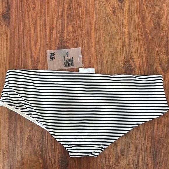 NWT H & M navy and white striped low-cut bikini bottom size 4 - Picture 3 of 3